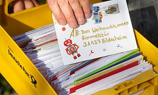 Post an Weihnachtsmann, Christkind und Co. Bringen sie die Geschenke nun und erfüllen Wünsche, oder ist alles reine Fantasie? So gaaanz eindeutig lässt sich die Frage nicht beantworten. Zum Glück für die Kleinen und ebenso die Großen. - dpa