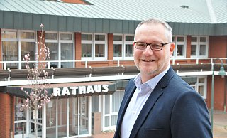 Benjamin Schulz kümmert sich im Steinhagener Rathaus seit Juli 2022 um die heimische Wirtschaft. - Frank Jasper
