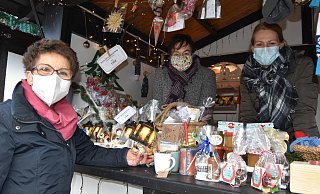 Renate Kampmann (von links), Karin Hoffmann und Karina Mazurkewitz betreuten den AGS-Stand. - Birgit.Nolte