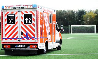Gleich zweimal musste der Krankenwagen wie hier auf diesem Symbolbild zum Massmann-Pokal nach Häger ausrücken. - Dennis Bleck