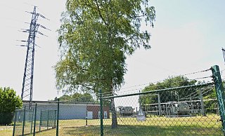 Dieser Mast bleibt: An der Übergabestation Bahnhofstraße direkt an der A 33 kommen 380 kV oberirdisch an und werden per Erdkabel ins Gemeindenetz gespeist. Foto: Jonas Damme - Jonas Damme