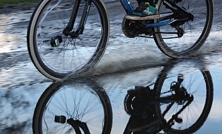 Nach heftigen Regenschauern stehen die Straßen teils unter Wasser. Besonders betroffen ist der Bielefelder Süden. - CC0 Pixabay