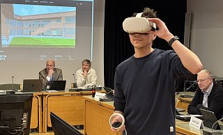 Moritz Michael Engel von der SPD sieht durch die VR-Brille bereits die neuen Schulgebäude am Steinhagener Gymnasium. - Frank Jasper