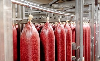 Die Geschichte von Stockmeyer beginnt 1913 in Versmold. Die Wurstspezialitäten werden schon lange in der Fleischwarenfabrik in Füchtorf produziert. Dort wurde zuletzt kräftig investiert. - Westfälische Fleischwarenfabrik Stockmeyer GmbH