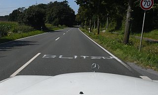 Mit den Buchstaben "BLITZER" warnt ein Unbekannter vor der Radarfalle auf dem Ströhen. - Jonas Damme