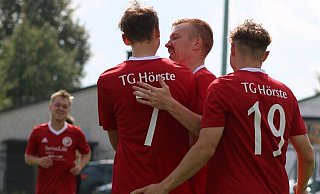 Torjäger Johannes Janzen (Nummer 19) und seine Hörster Mitspieler sind auf Erfolgskurs. - TG Hörste