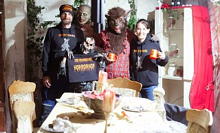 Patrick Overkamp (v. l.), Sam Overkamp, Daniel Lehmann als "Wolfiii" und Nicole Overkamp freuen sich auf die zweite Auflage vom Versmolder Horror Hof um Halloween. - Andre Schneider