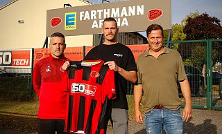 Trainer Vito Lombardi (l.) und Vorsitzender Jan Fahrenwald (r.) freuen sich über die kurzfristige Verpflichtung von Simon Schubert. - SC Peckeloh