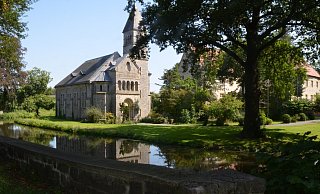 Die Schlosskapelle am Wasserschloss Brincke wurde nach dem Vorbild der Friedhofskapelle in Bonn errichtet. - Anke Schneider