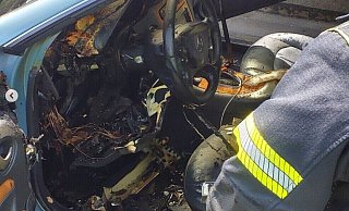 Der Innenraum eines Mercedes brennt auf der A33 aus – die Feuerwehr Borgholzhausen war im Einsatz. - Feuerwehr Borgholzhausen