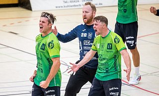 Florian Schöße (v.l.), Marco Possehl und Nils Patzelt schreien ihre Freude über SF Loxtens zweiten Saisonsieg heraus. - Sören Voss