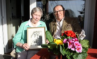 Marianne und Herbert Stiballe feiern heute ihre eiserne Hochzeit. Das Foto zeigt das Ehepaar vor 65 Jahren bei der grünen Hochzeit. - Rita Sprick