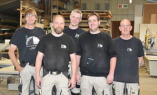 Roland Lösekrug (v. l.), Olaf Füchtenhans, Inhaber Christian Winkelnkemper, Alexander Wibbing und Bernd Müller bilden das Team der Tischlerei "artis". - Birgit Nolte