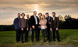 Die Indiefolk-Band Von Weiden aus Spenge tritt am 21. Juni 2025 im Sommergarten des Gatshauses Zurmühlen in Borgholzhausen auf. - Von Weiden