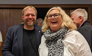 Hand shake der Wertheraner Konkurrenten: Katrin Eckelmann (CDU) beglückwünscht Bürgermeister Veith Lemmen (SPD) zu seiner Wiederwahl. - Anja Hanneforth