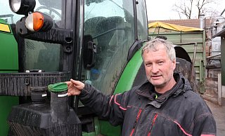 Landwirt Ulrich Holz betreibt seinen Trecker vorwiegend mit Rapsöl. Der Tank hat zwei getrennte Kammern, denn für den Start wird immer noch Diesel gebraucht. - Ulrike von Brevern