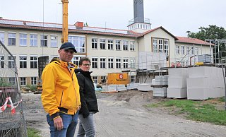 Sebastian Klopfer und Christina Hagemann vom Gebäudemanagement der Gemeindeverwaltung an der Grundschule Steinhagen. Das Gebäude bekommt einen Anbau, der im Frühling nächsten Jahres fertig sein soll. - Frank Jasper