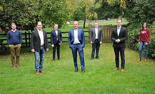 Die Landwirte Peter Vogel (Hof Ehlers, von links), Rainer Ahmann und Christian Nettelnstroth, TFB-Geschäftsführer Hans-Ewald Reinert, Landwirt Thorsten Lange, Harm Böckmann von Brand Qualitätsfleisch sowie Landwirtin Rieke Ehlers haben ein gemeinsames Ziel: mehr Tierwohl bei der Fleischproduktion. - Tasja Klusmeyer
