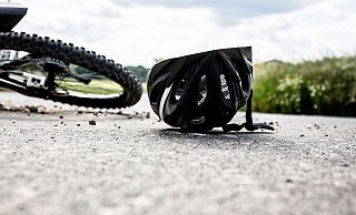 Bei dem Wendemanöver kam es zur Kollision zwischen den beiden Radfahrern. - picture alliance / Fotostand