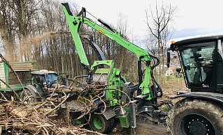 Bernward Krause schafft Platz: Die seinem Großhäcksler produziert er pro Stunde bis zu 150 Kubikmeter Brennmaterial. Die 500 Pferdestärken seines Xerion Traktors sorgen für ausreichend Kraft für die Holzzerspanung. - Herbert Gontek