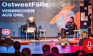 Moderatorin Brigitt Gottwald (li.) und Nicole Donath (re.), Redaktionsleiterin beim Haller Kreisblatt, bei der "OstwestFälle"-Live-Premiere. - Sarah Jonek