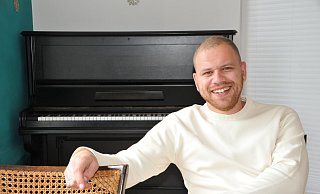 Tay Schmedtmann arbeitet neben seinem Job im Vertrieb weiterhin an der Eröffnung eines Cafés. Außerdem gibt es überraschende Neuigkeiten über seine Ambitionen als Sänger. - Frank Jasper