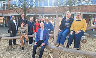 Vertreter der Gesamtschule Halle mit Schulleiter Matthias Geukes (2. v. l.) und Bürgemeister Thomas Tappe (vorne) freuen sich über das großartige Statement. - Marc Uthmann