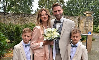 Jana und Henry Willuhn haben geheiratet. Die vierköpfige Familie mit den zehnjährigen Jungen Leo (links) und Nikita wohnt in Bielefeld. - Ekkehard Hufendiek