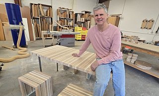 In seinem kreativ.raum, wie Sven Stornebel seine Werkstatt nennt, fertigt der Künstler aus altem Holz neue Möbel. - Silke Derkum-Homburg