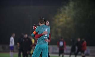 Andi Mehmeti (l.) und Tom Weber liegen sich nach dem 2:0-Auswärtserfolg im Westfalenpokal beim TuS Erndtebrück in den Armen. - Fabian Werner