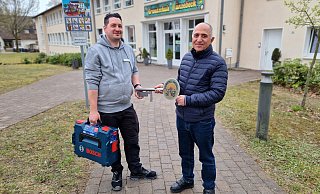 Der langjährige Hausmeister der Grundschule Künsebeck, Hasan Akpinar, geht in Rente und übergibt an Tim Kruska. - Uwe Pollmeier