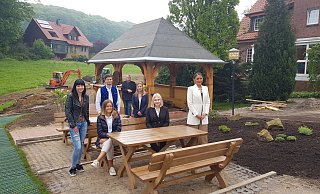 Das Hotel Dröge in Ascheloh hat einen neuen Besitzer, der eine große Summe in die frühere Landpension investiert. Demnächst sollen noch ein Spielplatz, ein Kletterpark und eine Partydiele entstehen. Das Hotel soll, wie jetzt schon der Biergarten, zukünftig den Namen Rehkitz tragen.Das Team besteht aus Hotelmanagerin Anastasia Saunin (rechts), Eveline Kleine-Benne (Reinigungskraft, von links), Katerina Bartel (Service und Empfang), Maximilian Koch (Hotelfachmann und Koch), Immobilienmakler Reinhard Brinkkötter, Claudia Hessenkämper und Victoria Kraft (beide Service und Empfang). - Uwe Pollmeier