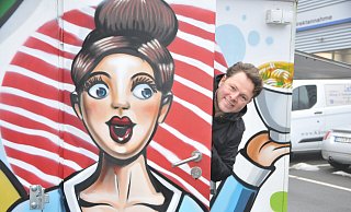 Denis Mann sucht noch einen festen Stellplatz für seinen rollenden Gastro-Hotspot in Steinhagen. - Frank Jasper