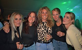Die fünf Freundinnen Jessica Flottmann (v. l.), Jaqueline Rüger, Friederike Hallmeyer, Josefin Brune und Jennifer Dyck tanzen am Samstagabend im Hörster Festzelt zur Musik von DJ Max Zimmermann. - Ekkehard Hufendiek