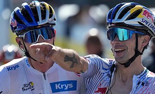 Florian Lipowitz (l.) und Primoz Roglic waren bis zuletzt gemeinsam bei der Tour de France erfolgreich. Wen das Team Red Bull Bora Hansgrohe zur Deutschland-Tour nach Gütersloh schickt, ist noch offen. - Mosa'ab Elshamy/AP/dpa