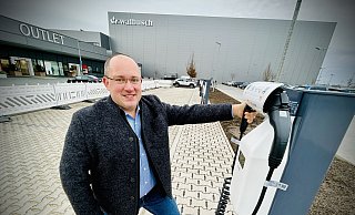 Sebastian Müller-Potthoff, Geschäftsführer der BRE Invest GmbH & Co. KG, hat die ersten zehn Ladestationen im Haller Ravenna-Park freigegeben. - Nicole Donath