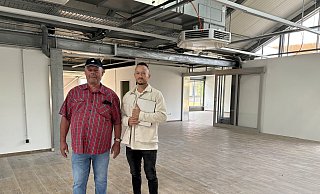 Wolfgang Schwegmann (l.), der den Umbau für Hans-Ewald Reinert koordiniert hat, und Florian Eritt (Projektmanager Expansion und Bau bei Tante Enso) freuen sich über den Fortschritt im künftigen Supermarkt. Es gibt Neuigkeiten zur Eröffnung. - Tasja Klusmeyer