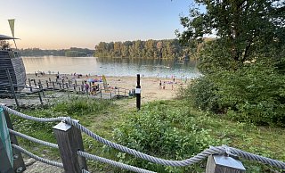 Der Feldmarksee in Sassenberg ist beliebtes Ausflugsziel auch für Versmolderinnen und Versmolder. Doch zwei Punkte bereiten Probleme. Die können auch Auswirkungen auf den Badebetrieb haben. - Tasja Klusmeyer