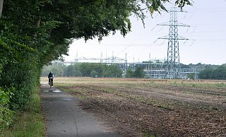 In Sichtweite des Umspannwerkes: Auf dem Acker rechts vom Pättken, Richtung Holler Straße und Blankenhagener Weg, will Amprion seinen Phasenschieber bauen. - Andreas Frücht