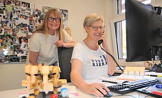 Steinhagens Standesbeamtinnen Martina Hartsieker (l.) und Uta Möller haben bereits die ersten Anfragen zum neuen Namensrecht bearbeitet. - Frank Jasper
