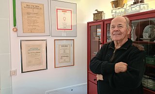 Karl-Heinz Feldmann hat sich Zeit seines Lebens der Gastronomie verschrieben und dafür auch verschiedene Auszeichnungen erhalten. Der Abriss des Hauses, das er einst führte, hat große Wehmut bei ihm ausgelöst. - Marc Uthmann