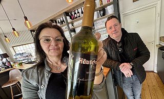 Beim Gourmet-Frühling in Steinhagen bieten Maida und Ilias Ntinos vom Steinhäger Häuschen auch den Häuschen-Wein an. - Frank Jasper