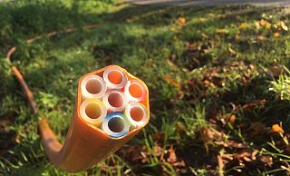 Entlang der Bielefelder Straße sind die Leerrohre längst mit Glasfaser gefüllt und wieder im Erdreich verschwunden.  - Tasja Klusmeyer