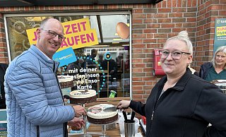 Bürgermeister Thomas Tappe und Filialleiterin Franziska von Knobloch schnitten die Tante-Enso-Geburtstagstorte an. - Tobias Barrelmeyer