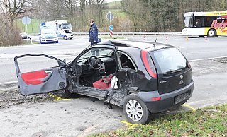 Die Fahrerseite des Corsas wurde durch den Aufprall zerstört, der Fahrer aus Halle schwer verletzt. - Andreas Eickhoff