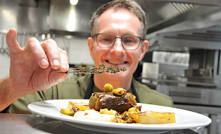 Koch Franz Spieker vom Gasthaus Spieker verleiht seiner Wirsingroulade mit Senne-Reh-Füllung den letzten Schliff. - Frank Jasper