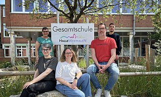 Sonja Wolff aus der Elternschaft (o. l.), Linda Lehmann, Lea Witteborg und Schulleiter Matthias Geukes aus dem Lehrerkollegium sowie Schülersprecher Juliano Azer präsentierten stolz das neue Leitbild der Schule. - Tobias Barrelmeyer