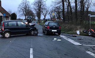 An der Laerstraße in Versmold stießen ein Pkw und ein Motorrad zusammen. - Feuerwehr Versmold