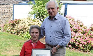Das Foto im Arm erinnert Marianne und Manfred Schmidt am Tag ihrer eisernen Hochzeit an den Hochzeitstag vor 65 Jahren. - Rita Sprick
