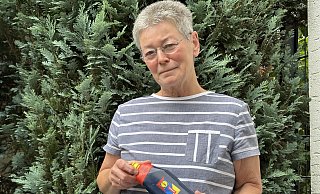 Elke Günner hat eine Trinkflasche von Radprofi Jonathan Milan ergattert. Statt sie zu behalten, möchte sie damit aber lieber jemand anderem eine Freude machen. - Günner